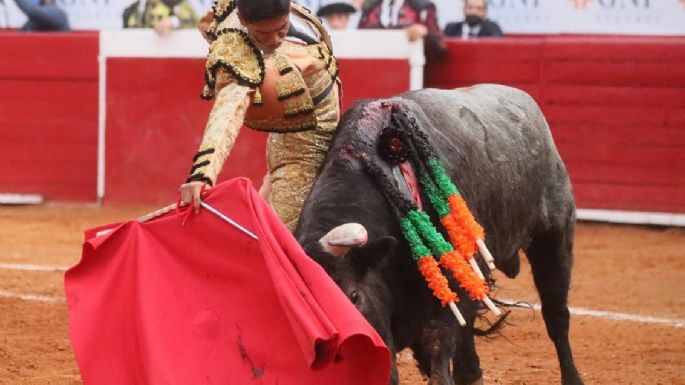 Héctor Gutiérrez se despide como novillero cortando una oreja