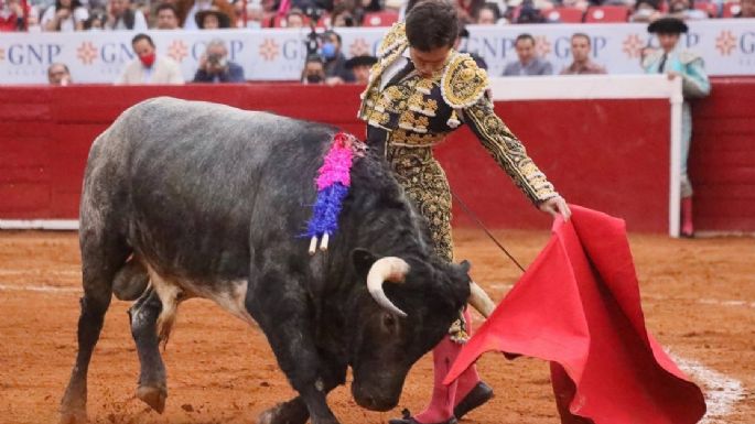 Héctor Gutiérrez se despide como novillero cortando una oreja