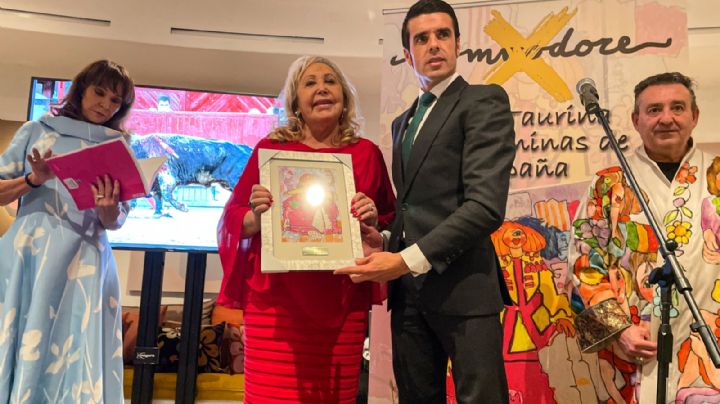 Emilio de Justo recibe el galardón como triunfador de Feria de Otoño 2021