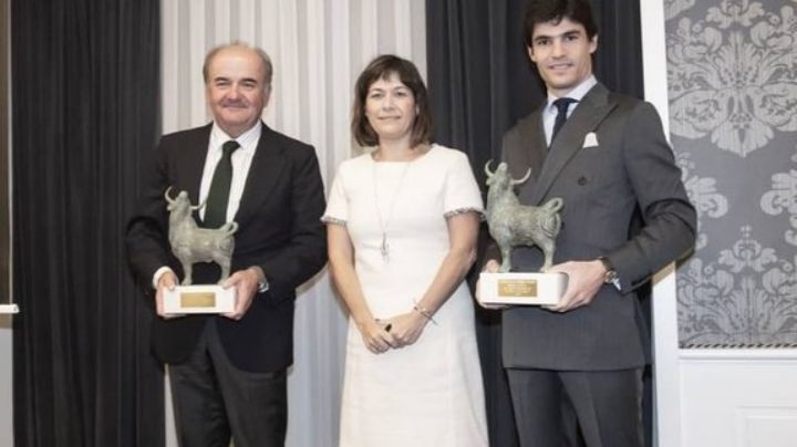 Santiago Domecq y Pablo Aguado recogen los premios el Hotel Colón