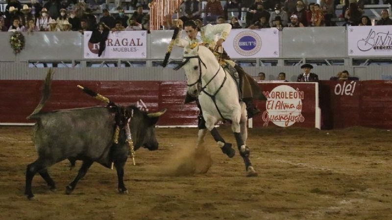 Ferrera arrancó campaña mexicana con el corte de tres orejas en Moroleón