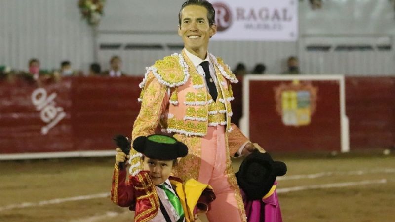Ferrera arrancó campaña mexicana  con el corte de tres orejas en Moroleón