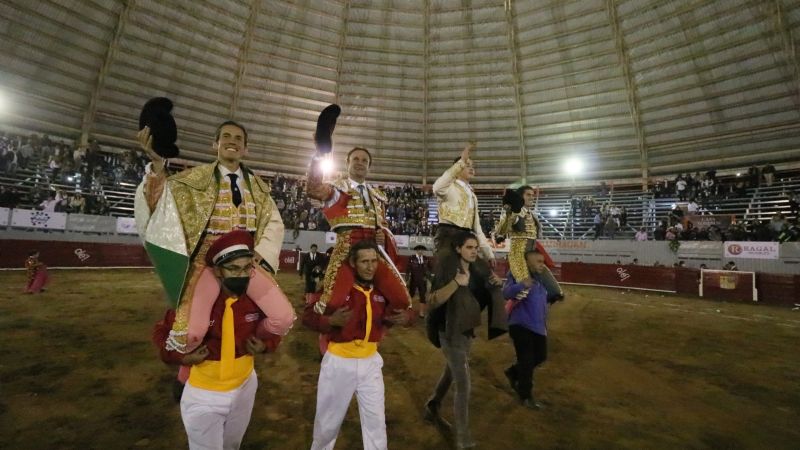 Ferrera arrancó campaña mexicana  con el corte de tres orejas en Moroleón