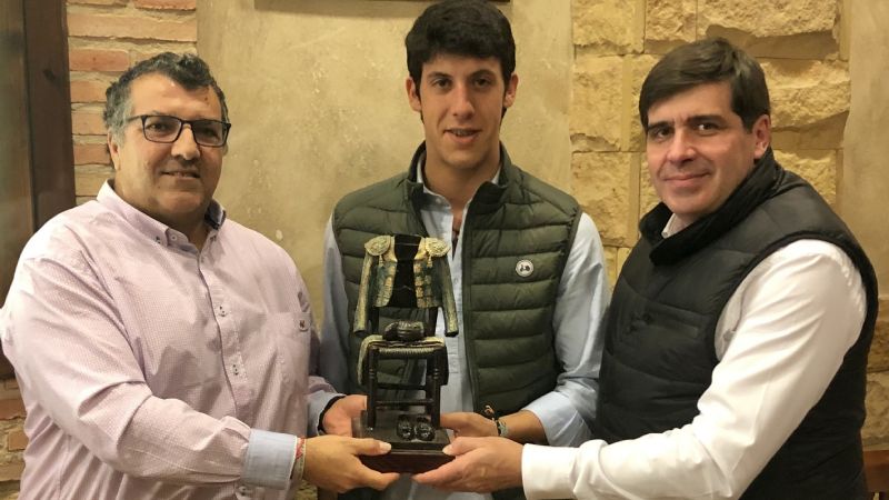 Diego García recibe de la Peña Taurina "La Nuestra" el Premio "Novillero Revelación" 2021