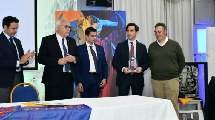 Juan Ortega recibe el Trofeo a la Mejor Faena de la Feria Taurina de Manzanares 2022