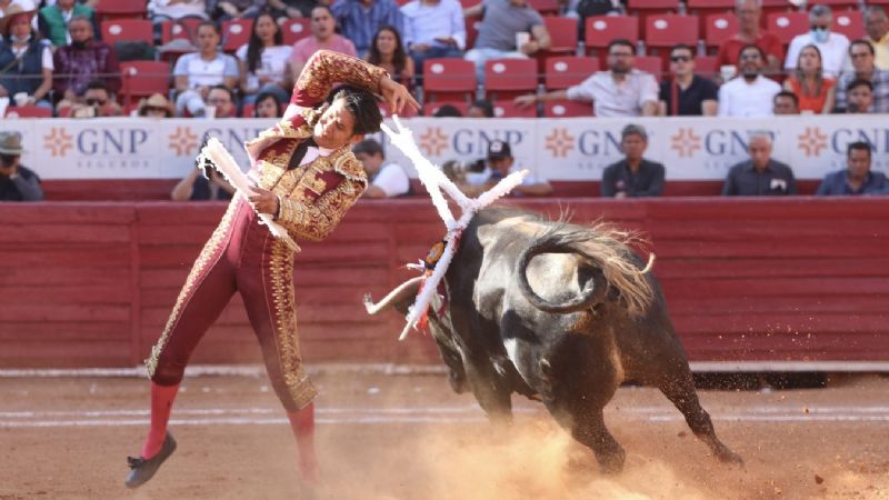 Llaguno sobresale en México, pero sin espada