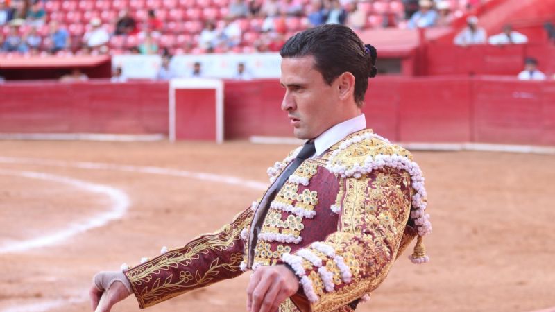 Llaguno sobresale en México, pero sin espada