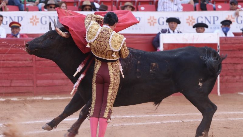 Llaguno sobresale en México, pero sin espada
