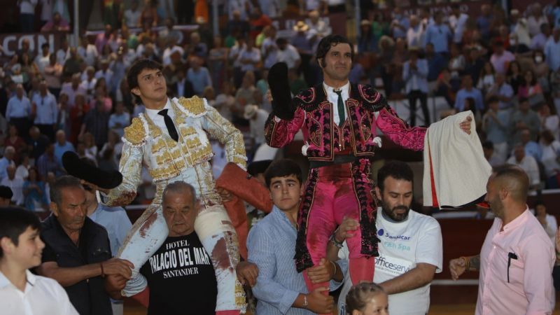La torería de Morante y la capacidad de Roca abren la puerta grande en Sanlúcar