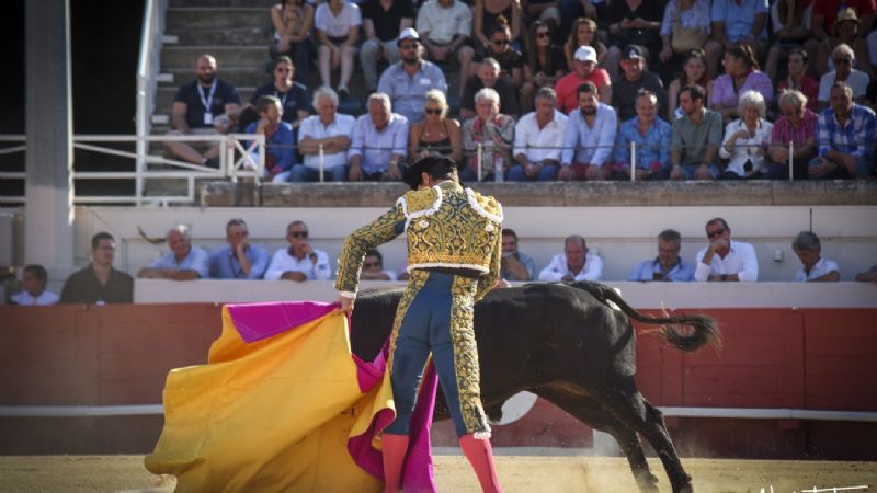 Aguado pone la distinción en la tarde al cortar una oreja