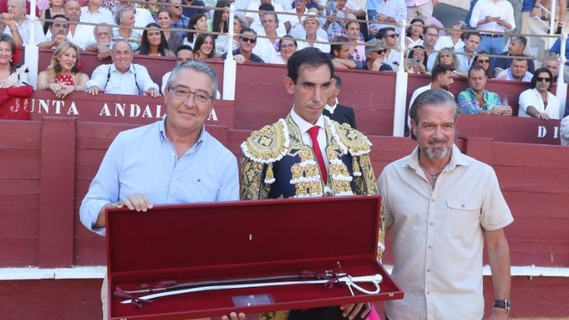 Jiménez Fortes recibe el Estoque de Plata de la Diputación por la mejor faena en 2018
