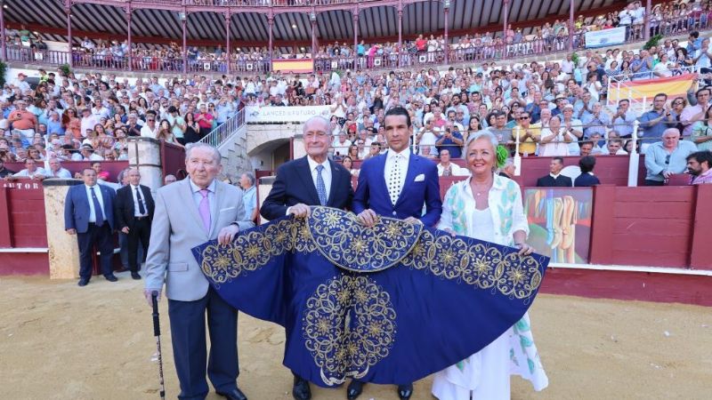 Manzanares recoge el Estoque de Plata de la Diputación de Málaga