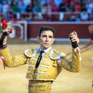 Sergio Serrano dona 1.000€ a la Junta de Cofradías de El Bonillo