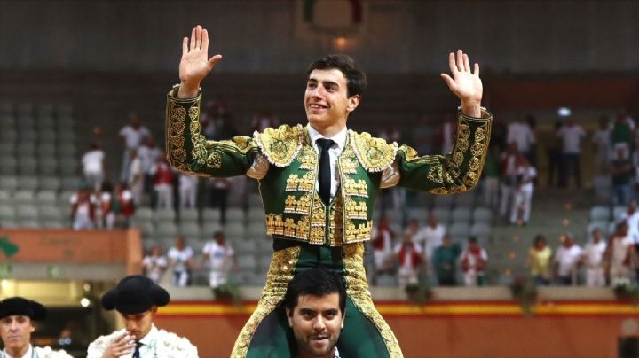 Nek Romero sale a hombros en Arnedo