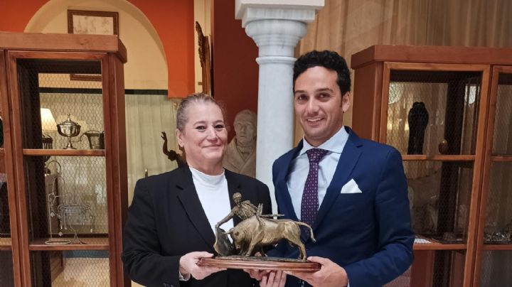 Oliva Soto recoge el trofeo al triunfador de Niebla