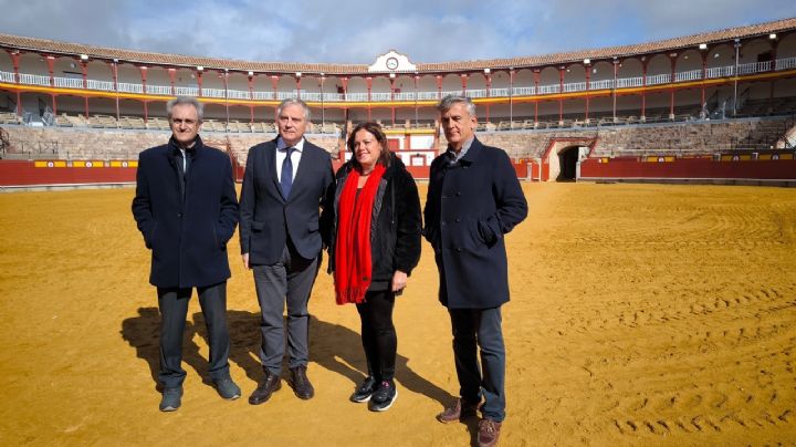 El Alcalde de Ciudad Real visita la remodelada plaza de toros