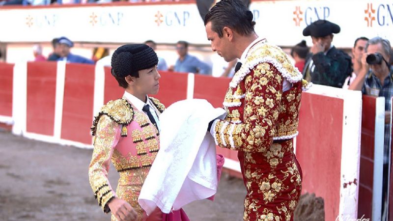 Arturo Gilio sale a hombros y Marco Pérez debuta de luces impactando en Aguascalientes