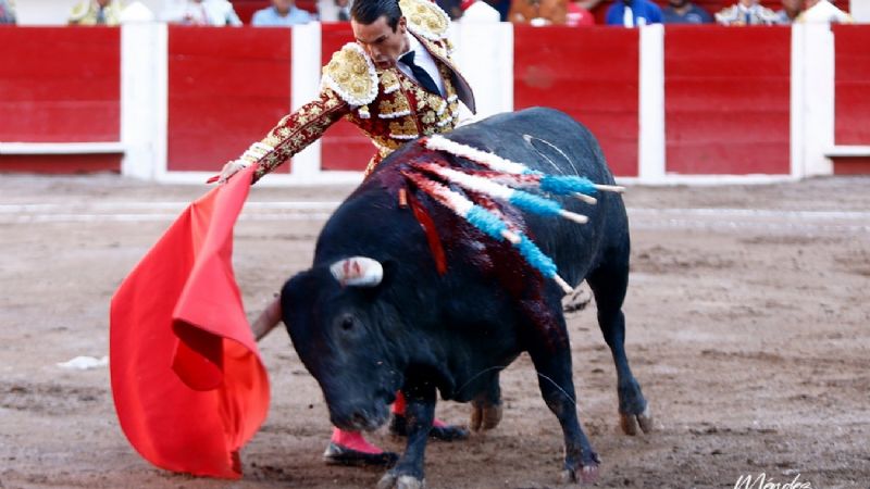 Arturo Gilio sale a hombros y Marco Pérez debuta de luces impactando en Aguascalientes