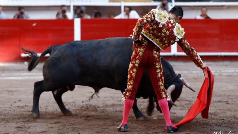 Arturo Gilio sale a hombros y Marco Pérez debuta de luces impactando en Aguascalientes