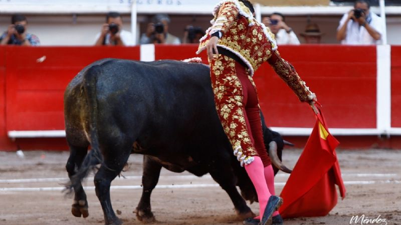 Arturo Gilio sale a hombros y Marco Pérez debuta de luces impactando en Aguascalientes
