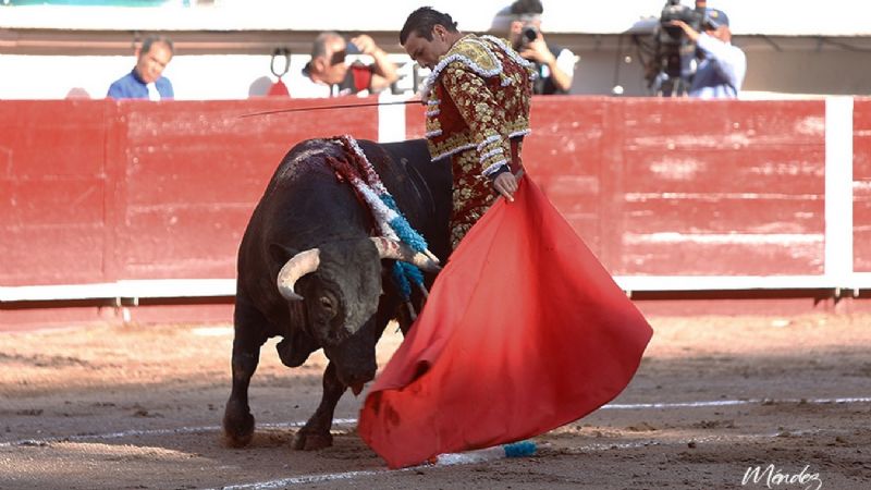 Arturo Gilio sale a hombros y Marco Pérez debuta de luces impactando en Aguascalientes