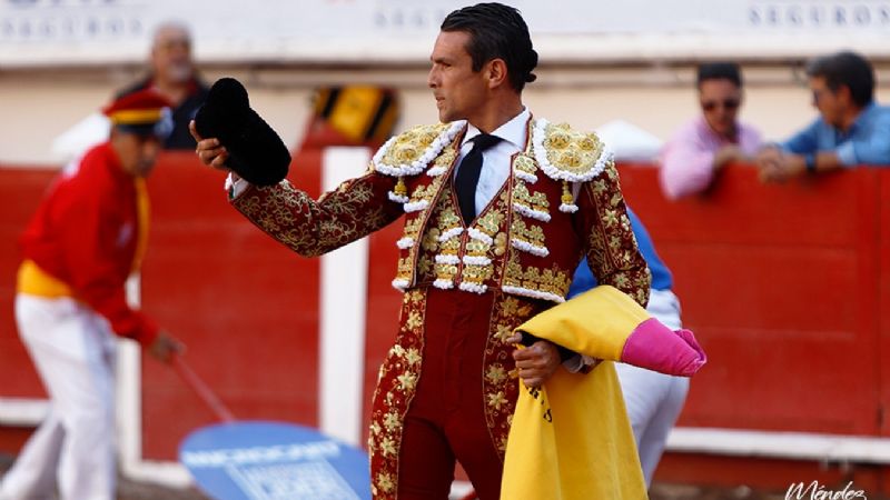 Arturo Gilio sale a hombros y Marco Pérez debuta de luces impactando en Aguascalientes