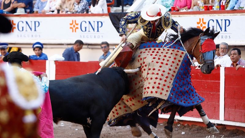 Arturo Gilio sale a hombros y Marco Pérez debuta de luces impactando en Aguascalientes