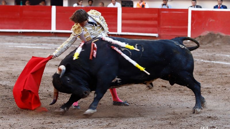 Arturo Gilio sale a hombros y Marco Pérez debuta de luces impactando en Aguascalientes