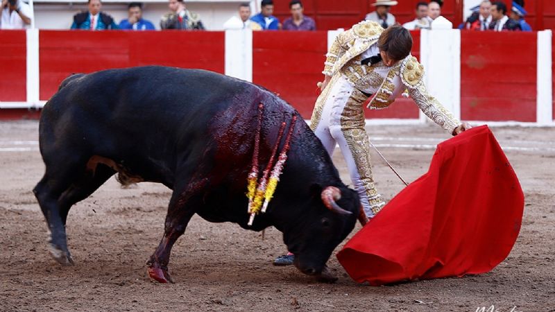 Arturo Gilio sale a hombros y Marco Pérez debuta de luces impactando en Aguascalientes