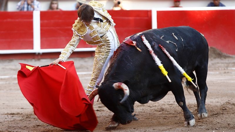 Arturo Gilio sale a hombros y Marco Pérez debuta de luces impactando en Aguascalientes