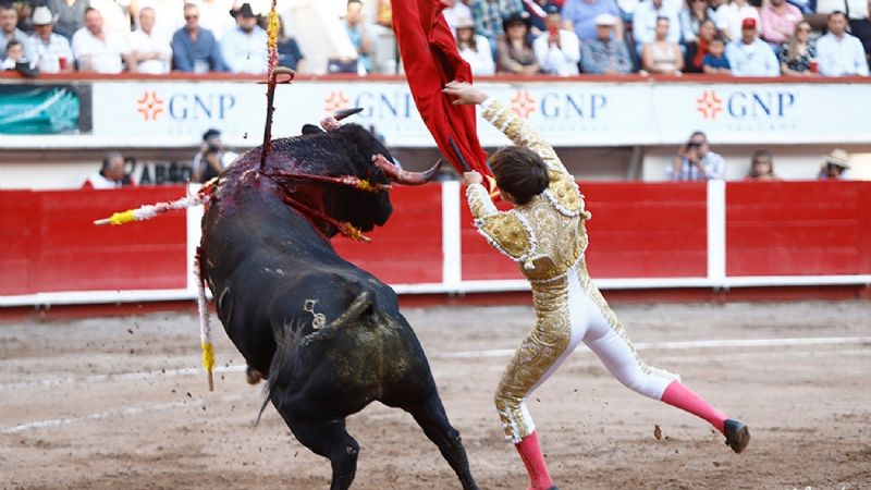 Arturo Gilio sale a hombros y Marco Pérez debuta de luces impactando en Aguascalientes