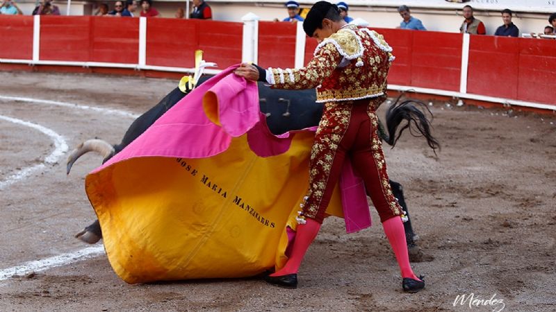 Arturo Gilio sale a hombros y Marco Pérez debuta de luces impactando en Aguascalientes