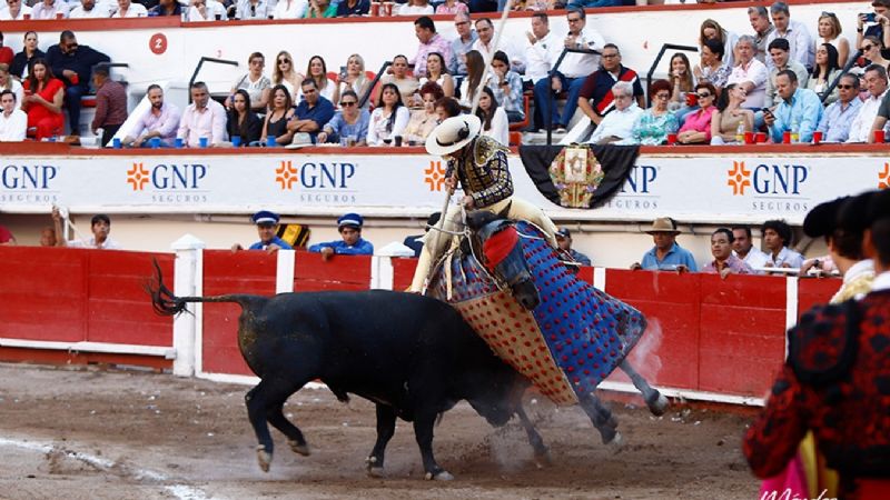 Arturo Gilio sale a hombros y Marco Pérez debuta de luces impactando en Aguascalientes