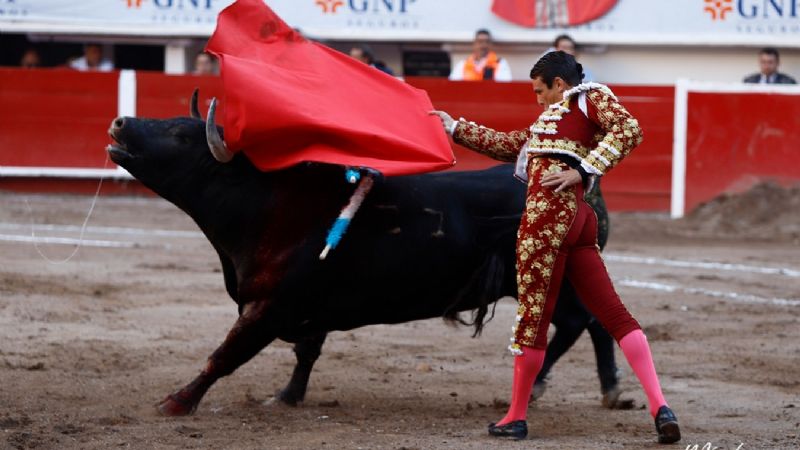 Arturo Gilio sale a hombros y Marco Pérez debuta de luces impactando en Aguascalientes