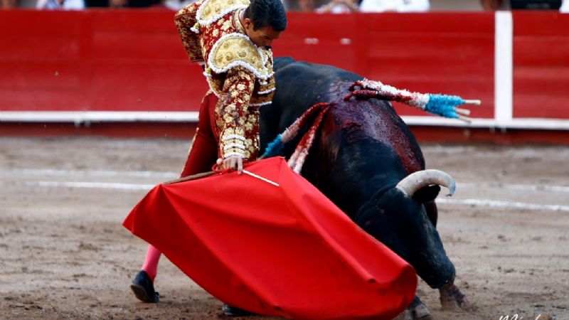 Arturo Gilio sale a hombros y Marco Pérez debuta de luces impactando en Aguascalientes