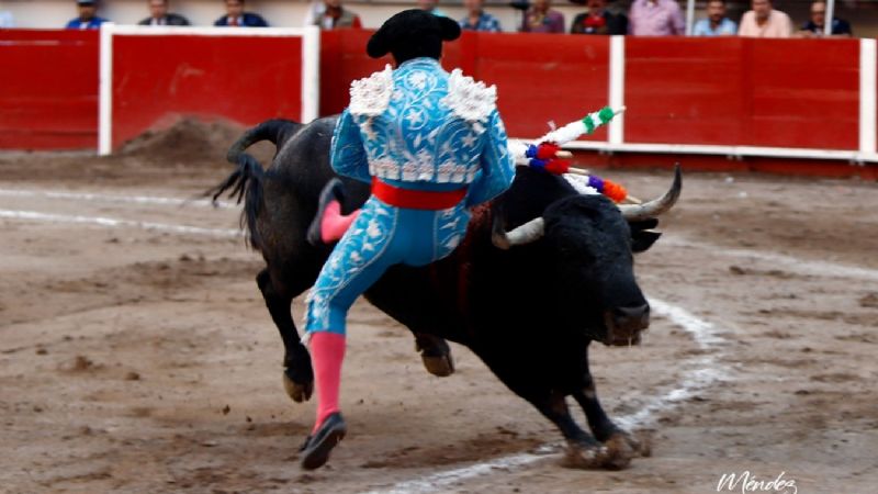 Arturo Gilio sale a hombros y Marco Pérez debuta de luces impactando en Aguascalientes