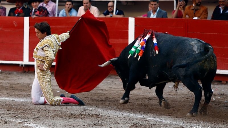 Arturo Gilio sale a hombros y Marco Pérez debuta de luces impactando en Aguascalientes
