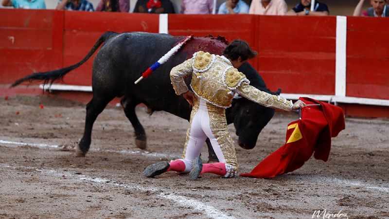 Arturo Gilio sale a hombros y Marco Pérez debuta de luces impactando en Aguascalientes