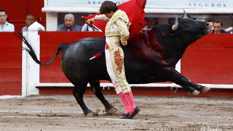 Arturo Gilio sale a hombros y Marco Pérez debuta de luces impactando en Aguascalientes