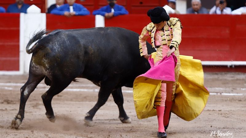 Arturo Gilio sale a hombros y Marco Pérez debuta de luces impactando en Aguascalientes
