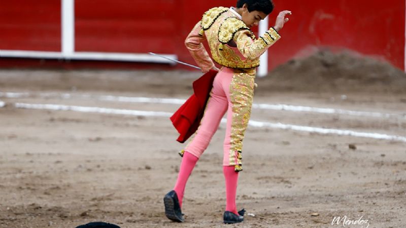Arturo Gilio sale a hombros y Marco Pérez debuta de luces impactando en Aguascalientes