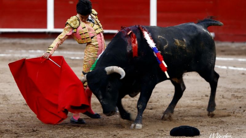 Arturo Gilio sale a hombros y Marco Pérez debuta de luces impactando en Aguascalientes