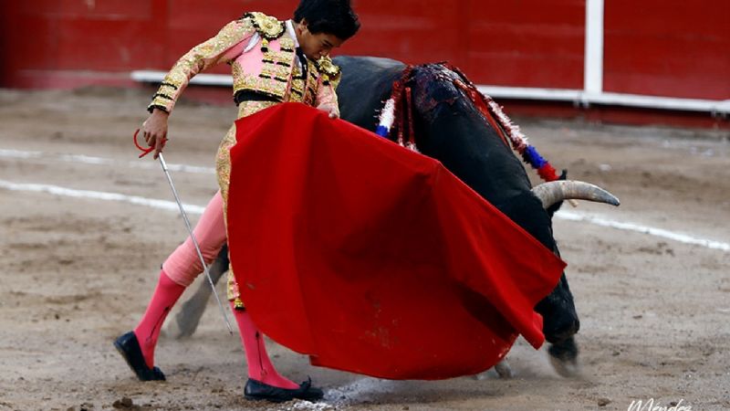 Arturo Gilio sale a hombros y Marco Pérez debuta de luces impactando en Aguascalientes
