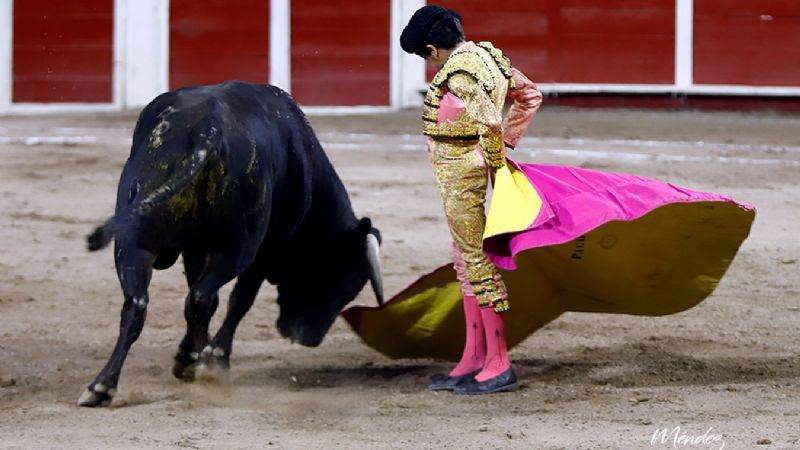 Arturo Gilio sale a hombros y Marco Pérez debuta de luces impactando en Aguascalientes