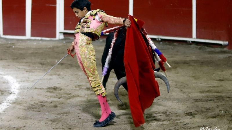 Arturo Gilio sale a hombros y Marco Pérez debuta de luces impactando en Aguascalientes