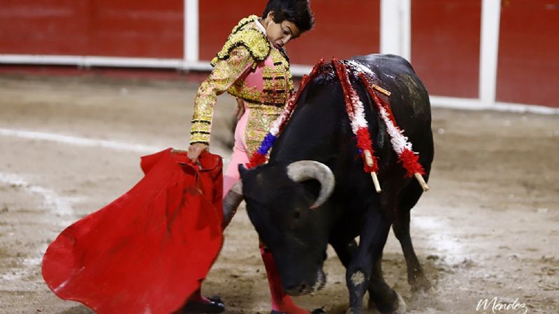 Arturo Gilio sale a hombros y Marco Pérez debuta de luces impactando en Aguascalientes