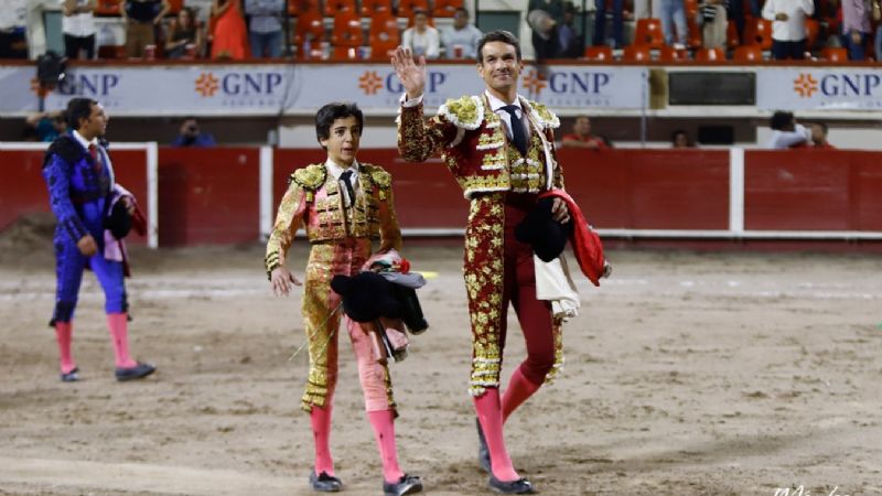 Arturo Gilio sale a hombros y Marco Pérez debuta de luces impactando en Aguascalientes