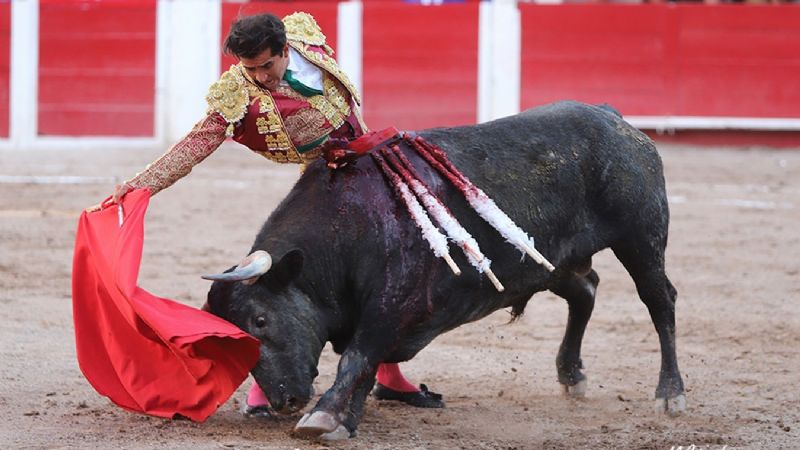 San Román a hombros y Joselito Adame conmocionado en Aguascalientes