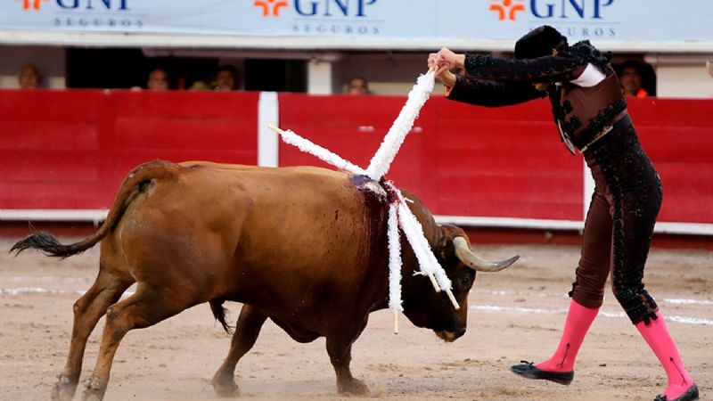 San Román a hombros y Joselito Adame conmocionado en Aguascalientes