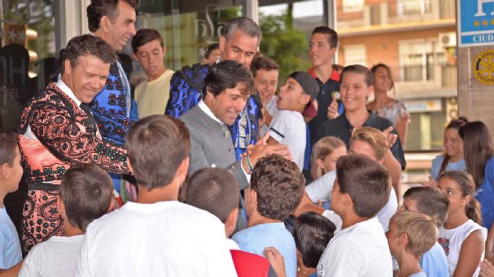 Andrés Romero invita a 50 jóvenes de Escacena a su corrida en Colombinas